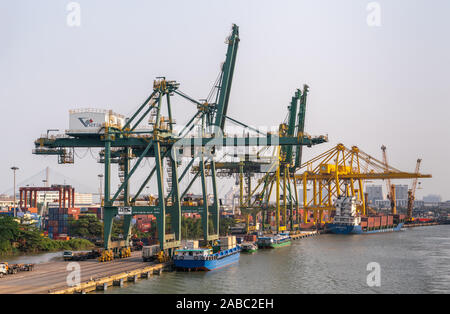 Ho Chi Minh Ville, Vietnam - Mars 13, 2019 : Vict port sur Song Sai Gon rivière au coucher du soleil. Container Terminal et le quai avec des bateaux et parc à conteneurs. Ligh Banque D'Images