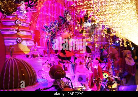 Paris, France. 24 Nov, 2019. Les enfants jouissent de la fenêtre de Noël aux Galeries Lafayette à Paris, France, 24 novembre 2019. La ville de Paris est décorée d'arbres de Noël et des décorations pour la saison des festivals. Credit : Gao Jing/Xinhua/Alamy Live News Banque D'Images