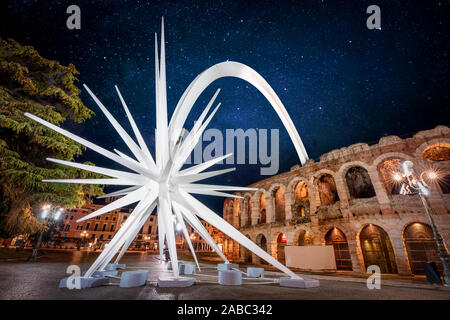 La grande star dans la Piazza Bra sous un beau ciel étoilé, Verona, Italie. Banque D'Images