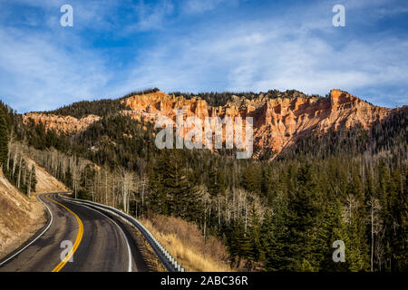 La route 14 dans la région de Cedar Canyon liquidation lointain vers falaise de grès rose et orange. Backroads désert dans le sud de l'Utah. Banque D'Images