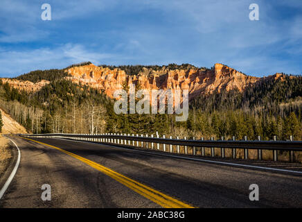 Scenic Byway sur l'autoroute 14 à Cedar Canyon vers Cedar Breaks et Bryce Canyon National Park. Banque D'Images