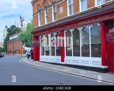 ETON, ANGLETERRE - AOÛT 2013 : vue sur la rue principale du village, à l'égard Eton College. Banque D'Images