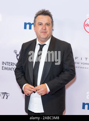 New York, NY - 25 novembre 2019 : Stephen Corvini de Safe Harbour par Matchbox Photos assiste à la 47ème International Emmy Awards au Hilton Hotel Banque D'Images