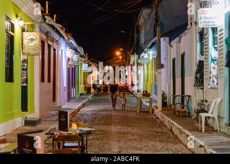 Scène de nuit de la rue étroite et bâtiments colorés à petite ville Lencois, Bahia, Brésil. Banque D'Images