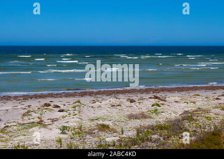 Jolie vue panoramique sur la côte de sable rocheux avec le clapotis de l'océan froide de la côte à Augusta, éloignées l'ouest de l'Australie en été. Banque D'Images