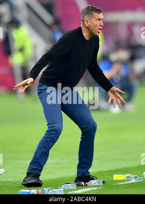 Doha, Qatar. 26 Nov, 2019. L'entraîneur en chef Sercko Katanec réagit pendant le match entre le Qatar et l'Iraq de la 24e Coupe du Golfe Persique 2019 au Khalifa International Stadium de Doha, capitale du Qatar, le 26 novembre 2019. Credit : Nikku/Xinhua/Alamy Live News Banque D'Images