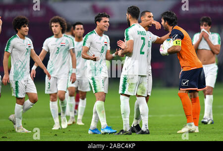 Doha, Qatar. 26 Nov, 2019. Les joueurs de l'Iraq célébrer après avoir remporté le match contre le Qatar lors de la 24e Coupe du Golfe Persique 2019 au Khalifa International Stadium de Doha, capitale du Qatar, le 26 novembre 2019. Credit : Nikku/Xinhua/Alamy Live News Banque D'Images