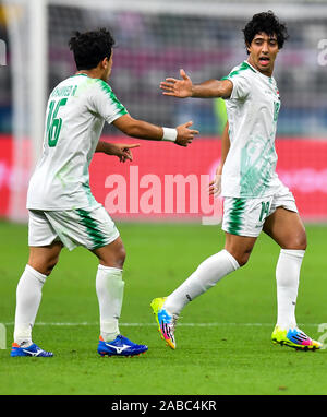 Doha, Qatar. 26 Nov, 2019. L'Mohammed Qasim Majid (R) célèbre après avoir marqué son deuxième but contre le Qatar lors de la 24e Coupe du Golfe Persique 2019 au Khalifa International Stadium de Doha, capitale du Qatar, le 26 novembre 2019. Credit : Nikku/Xinhua/Alamy Live News Banque D'Images