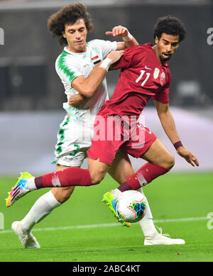 Doha, capitale du Qatar. 26 Nov, 2019. Mostafa Maslukhi (L) de l'Iraq rivalise avec Akram Afif du Qatar lors de la 24e Coupe du Golfe Persique 2019 au Khalifa International Stadium de Doha, capitale du Qatar, le 26 novembre 2019. Credit : Nikku/Xinhua/Alamy Live News Banque D'Images