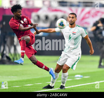 Doha, Qatar. 26 Nov, 2019. Ali Adnan Kadhim (R) de l'Iraq rivalise avec Yusuf Abdurisag du Qatar lors de la 24e Coupe du Golfe Persique 2019 au Khalifa International Stadium de Doha, capitale du Qatar, le 26 novembre 2019. Credit : Nikku/Xinhua/Alamy Live News Banque D'Images