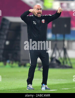 Doha, Qatar. 26 Nov, 2019. L'entraîneur-chef du Qatar Felix Sanchez Bas réagit pendant le match entre le Qatar et l'Iraq de la 24e Coupe du Golfe Persique 2019 au Khalifa International Stadium de Doha, capitale du Qatar, le 26 novembre 2019. Credit : Nikku/Xinhua/Alamy Live News Banque D'Images