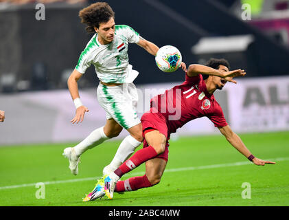 Doha, Qatar. 26 Nov, 2019. Mostafa Maslukhi (L) de l'Iraq rivalise avec Akram Afif du Qatar lors de la 24e Coupe du Golfe Persique 2019 au Khalifa International Stadium de Doha, capitale du Qatar, le 26 novembre 2019. Credit : Nikku/Xinhua/Alamy Live News Banque D'Images