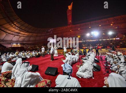 Doha, Qatar. 26 Nov, 2019. Artistes jouent la danse traditionnelle de l'avant du match d'ouverture entre le Qatar et l'Iraq, au cours de la 24e Coupe du Golfe Persique 2019 au Khalifa International Stadium de Doha, capitale du Qatar, le 26 novembre 2019. Credit : Nikku/Xinhua/Alamy Live News Banque D'Images