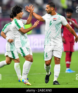 Doha, Qatar. 26 Nov, 2019. L'Mohammed Qasim Majid (L) célèbre avec coéquipier Ali Adnan Kadhim après avoir marqué le premier but contre le Qatar lors de la 24e Coupe du Golfe Persique 2019 au Khalifa International Stadium de Doha, capitale du Qatar, le 26 novembre 2019. Credit : Nikku/Xinhua/Alamy Live News Banque D'Images