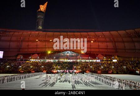 Doha, Qatar. 26 Nov, 2019. Artistes jouent la danse traditionnelle de l'avant du match d'ouverture entre le Qatar et l'Iraq, au cours de la 24e Coupe du Golfe Persique 2019 au Khalifa International Stadium de Doha, capitale du Qatar, le 26 novembre 2019. Credit : Nikku/Xinhua/Alamy Live News Banque D'Images