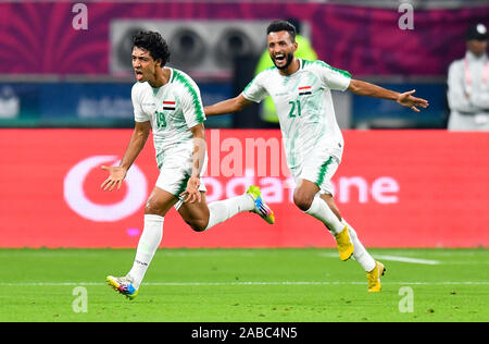 Doha, Qatar. 26 Nov, 2019. L'Mohammed Qasim Majid (L) célèbre après avoir marqué son deuxième but contre le Qatar lors de la 24e Coupe du Golfe Persique 2019 au Khalifa International Stadium de Doha, capitale du Qatar, le 26 novembre 2019. Credit : Nikku/Xinhua/Alamy Live News Banque D'Images