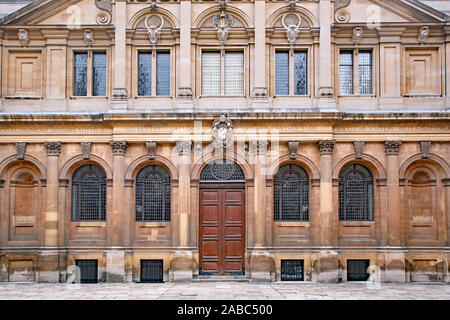 OXFORD, ANGLETERRE - Juillet 2013 : La façade palladienne de la Oxford University's Sheldonian Theatre, conçu par Christopher Wren dans les années 1600 Banque D'Images