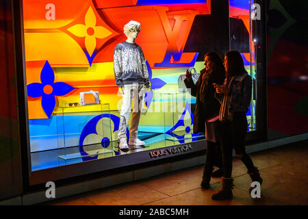 New York, États-Unis, 26 novembre 2019. Window Shopping avant la saison de Noël en plein centre de New York. Credit : Enrique Shore/Alamy Stock Photo Banque D'Images