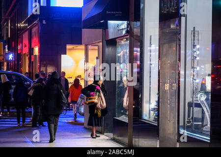 New York, États-Unis, 26 novembre 2019. Window Shopping avant la saison de Noël en plein centre de New York. Credit : Enrique Shore/Alamy Stock Photo Banque D'Images