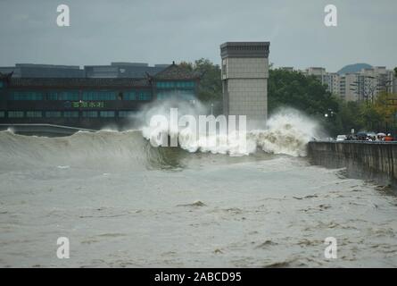 Le typhon Mitag, le 18e typhon de l'année, entraîne des raz de marée en rive Qiantang à Hangzhou, ville de la province de Zhejiang Chine orientale, 1 octobre 2019 Banque D'Images