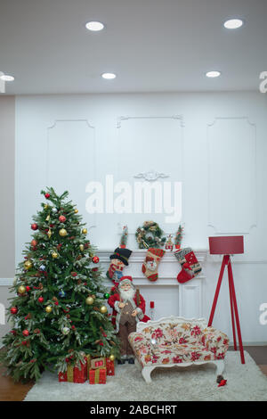 Marie Noël Nouvel an avec l'intérieur de l'arbre décoré. pime Fauteuil rouge de Noël et des cadeaux. Santa Klaus . Photozone Noël décoré . Noël Banque D'Images