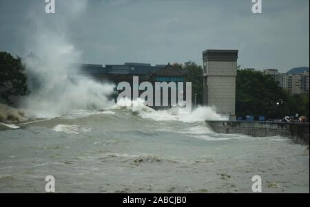 Le typhon Mitag, le 18e typhon de l'année, entraîne des raz de marée en rive Qiantang à Hangzhou, ville de la province de Zhejiang Chine orientale, 1 octobre 2019 Banque D'Images