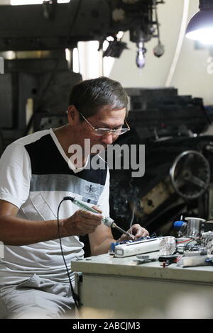 Kuang Zhiguang, créateur du train à grande vitesse, mosaïculture fait une mini trian à Dongguan City, province de Guangdong, Chine du sud, le 9 octobre 201 Banque D'Images