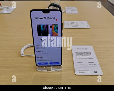 Un Huawei Mate 30 s'affiche dans un magasin de Huawei à Shanghai, Chine, 24 octobre 2019. *** *** Local Caption fachaoshi Banque D'Images