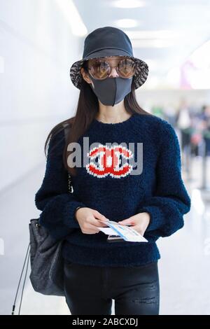 L'actrice chinoise Yi Song présente à l'Aéroport Shanghai Hongqiao avant le départ à Shanghai, Chine, 24 octobre 2019. Sweater : Sac Chanel Chanel : Ha Banque D'Images
