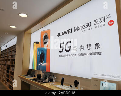 Une affiche de promotion de Huawei Mate 30 Série de la version 5G, qui seront vendus depuis le 1er novembre 2019, est visible à la Huawei store à Shanghai, Chine, 24 O Banque D'Images