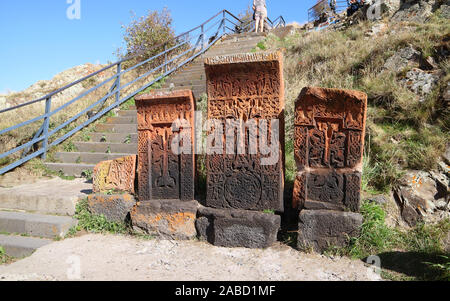 De vieux groupe arménien khatchkar (Croix-pierre) à côté de l'escalier jusqu'au Monastère de Sevanavank, Sevan Péninsule en Arménie Banque D'Images