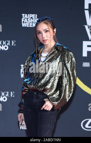 L'auteur-compositeur chinois et l'actrice Gloria Tang Sze-aile ou G.E.M. marche sur le tapis rouge de Taipei Fashion Week Vogue Tapis Rouge nuit à Taipei, Banque D'Images