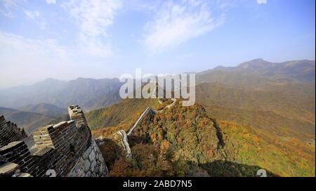 Une vue d'automne de la Grande Muraille apparaissant entre les montagnes à Beijing, Chine, 23 octobre 2019. *** *** Local Caption fachaoshi Banque D'Images