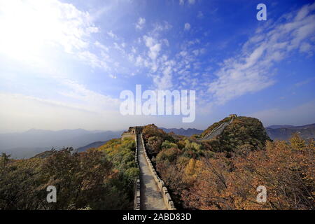 Une vue d'automne de la Grande Muraille apparaissant entre les montagnes à Beijing, Chine, 23 octobre 2019. *** *** Local Caption fachaoshi Banque D'Images