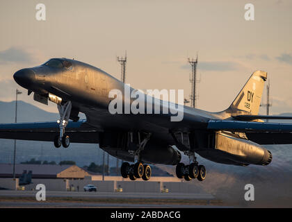 Un B-1B Lancer bomber affecté à la 77e Escadron d'armes à Dyess Air Force Base (AFB), Texas, de partir pour l'École d'armes d'intégration de la Nellis Air Force Base, au Nevada, le 21 novembre, 2019. Le B-1B peut livrer rapidement de grandes quantités de précision et de non-précision des armes contre des adversaires, n'importe où dans le monde. (U.S. Air Force photo par un membre de la 1re classe Bryan Guthrie) Banque D'Images