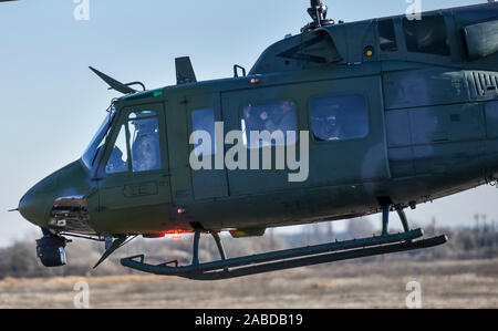 Un 36e Escadron de sauvetage UH-1N Huey décolle lors de la formation de chien de travail militaire le 21 novembre 2019, à Fairchild Air Force Base, à Washington. La formation était destinée à présenter les chiens pour toutes les distractions et de bruit qu'ils peuvent être confrontés lors de l'embarquement et le vol en hélicoptère. (U.S. Photo de l'Armée de l'air par le sergent. Dustin Mullen) Banque D'Images