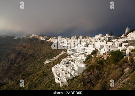 Fira, auf der Insel Thira oder Thera, ist eine kleine Stadt auf dem giechischen Archipel Santorin auf den istrien. Banque D'Images