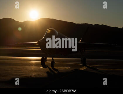 Un F-35 Lightning II affecté à l'essai et d'évaluation 422nd Squadron se trouve sur la ligne de vol à la base aérienne de Nellis (Nevada), le 17 novembre 2019. Le F-35's Système Système d'information logistique intègre le rendement actuel, les paramètres de fonctionnement, configuration, mise à jour et de maintenance programmée, l'histoire, diagnostic prédictif (pronostic) et gestion de la santé, de la planification des opérations, la formation, la planification de la mission et des services de soutien. (U.S. Air Force photo par un membre de la 1re classe Bryan Guthrie) Banque D'Images