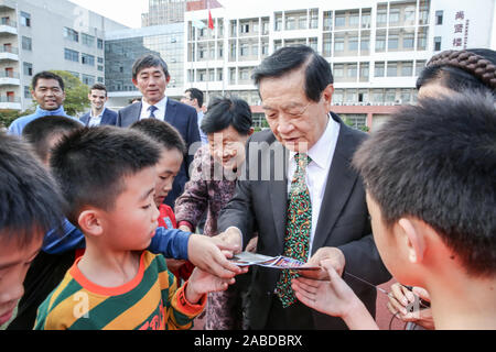 Chinese American expert légiste Henry Chang-Yu Lee, milieu, interagit avec les élèves de l'École normale de Rugao affilié à l'école primaire, qui Banque D'Images