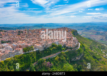 La ville d'Enna Italie Sicile le haut de la colline, vue aérienne Banque D'Images