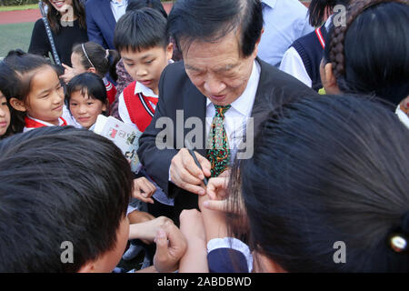 Chinese American expert légiste Henry Chang-Yu Lee, milieu, interagit avec les élèves de l'École normale de Rugao affilié à l'école primaire, qui Banque D'Images