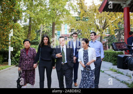 Chinese American expert légiste Henry Chang-Yu Lee, milieu, des visites de l'École normale de Rugao Affilié Elementary School, à laquelle il au nom de sa Banque D'Images