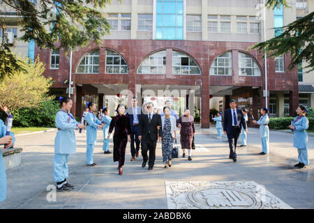 Chinese American expert légiste Henry Chang-Yu Lee, milieu, des visites de l'École normale de Rugao Affilié Elementary School, à laquelle il au nom de sa Banque D'Images