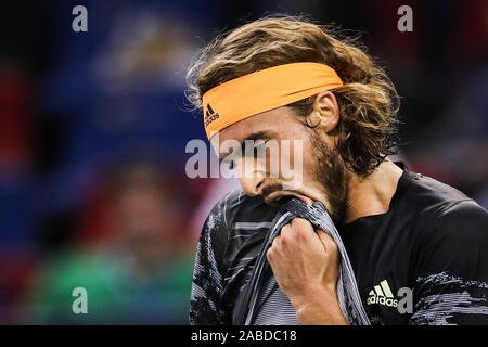 Stefanos Tsitsipas de Grèce wipes sa sueur tout en jouant contre la Russie de Medvedev Daniil pendant la demi-finale de 2019 Rolex Masters de Shanghai, à l'al. Banque D'Images