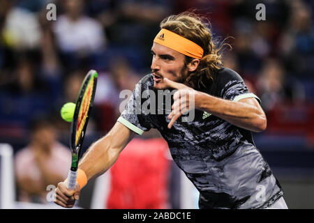 Stefanos de Tsitsipas La Grèce obtient la balle contre Daniil Medvedev de la Russie au cours de la demi-finale du Masters de Shanghai Rolex 2019, à Shanghai, Chine, Banque D'Images