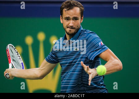 Daniil Medvedev de la Russie récupère la balle contre Stefanos Tsitsipas de Grèce pendant la demi-finale du Masters de Shanghai Rolex 2019, à Shanghai, Chine, Banque D'Images