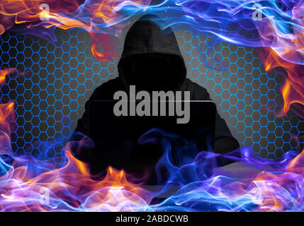 Abstract colorful smoky tourné d'un hacker devant son ordinateur avec visage noir Banque D'Images