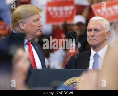 Lever du soleil, United States. 27 Nov, 2019. Le Président des Etats-Unis, Donald J. Trump est le Vice-président Mike Pence avant de parler aux partisans lors d'une 'grande' Keep America Homecoming rassemblement à la BB&T Center, à Sunrise, en Floride le Mardi, Novembre 26, 2019. Photo par Gary JE Rothstein/UPI UPI : Crédit/Alamy Live News Banque D'Images