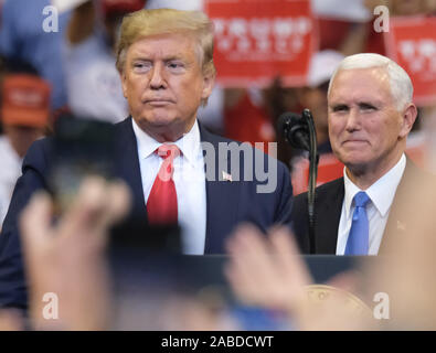 Lever du soleil, United States. 27 Nov, 2019. Le Président des Etats-Unis, Donald J. Trump est le Vice-président Mike Pence avant de parler aux partisans lors d'une 'grande' Keep America Homecoming rassemblement à la BB&T Center, à Sunrise, en Floride le Mardi, Novembre 26, 2019. Photo par Gary JE Rothstein/UPI UPI : Crédit/Alamy Live News Banque D'Images