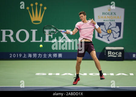 Joueur de tennis professionnel polonais Hubert Hurkacz est en concurrence avec le joueur de tennis professionnel grec Stefanos Tsitsipas au cours de la troisième série de 2019 Banque D'Images